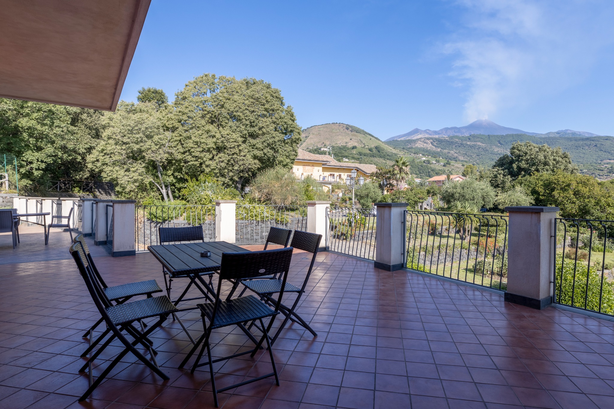 Ampia terrazza coperta di Villa Vulcano