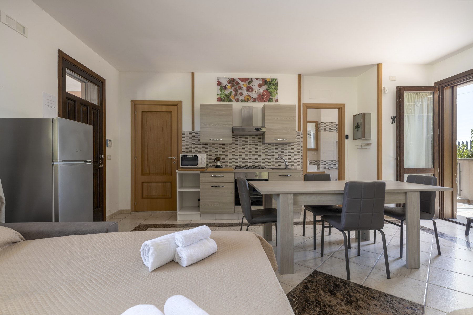 Monolocale extra con cucina e tavolo