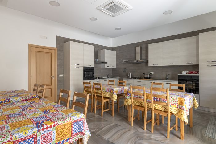Fully equipped kitchen with dining table